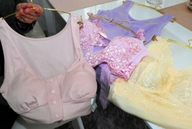 前開きのほか、片乳ずつ包み込む仕様など、多様な乳がん下着＝西宮市戸田町