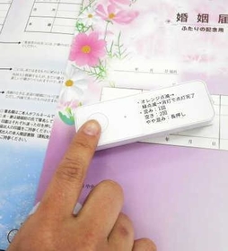 職員の手元には、ボタンを押す回数で混雑状況を表示できる端末がある