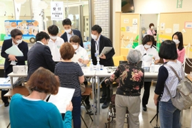 ワクチン接種のため受付に並ぶ高齢者ら＝伊丹市昆陽池２、阪神北広域こども急病センター（撮影・斎藤雅志）