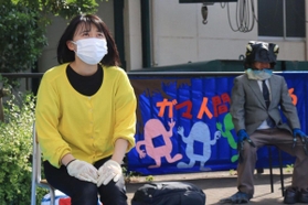 「ガマ人間」（右）という人類の進化形が物語の鍵になる＝宝塚市武庫川町、さくら橋公園