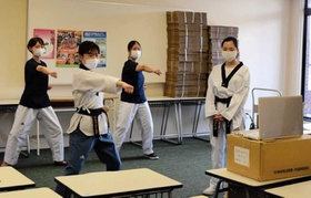 活動風景を配信するテコンドー同好会（武庫川女子大学提供）＝武庫川女子大学