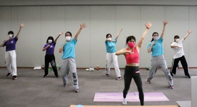 パソコンのカメラに向かって踊るエアロビックダンス部の指導者と部員ら＝武庫川女子大学