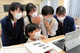 画面越しに台湾の生徒と英語で話をする宝塚西高校の生徒＝宝塚市ゆずり葉台１