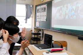 画面越しに台湾の生徒と英語で話をする宝塚西高校の生徒＝宝塚市ゆずり葉台１