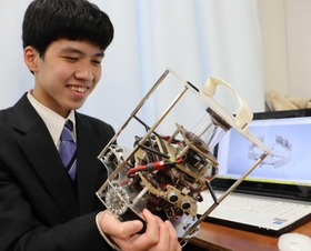 ３Ｄプリンターを使って独自の部品を作る部員＝尼崎市口田中２、尼崎双星高校