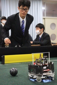 サッカー部門に使うロボットを調節する部員たち＝尼崎市口田中２、尼崎双星高校