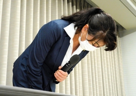 芦屋市幹部のパワハラ問題で謝罪する伊藤舞市長＝芦屋市役所