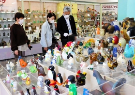 世界中の鳥の貯金箱が並ぶ＝尼崎市西本町北通３、尼崎信用金庫世界の貯金箱博物館