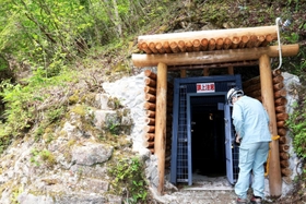木を鳥居の形に組んだ「青木間歩」の入り口＝猪名川町銀山