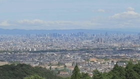 阪神間を一望できる境内。南北朝時代から城郭機能を備えて陣所にもなったという＝西宮市甲山町