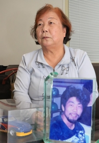 神戸新聞社のインタビューに応じる盛山時枝さん＝西宮市和上町、神戸新聞社阪神総局