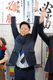 初当選を喜ぶ風早寿郎氏＝宝塚市山本野里１