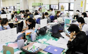 西宮市保健所２階。個人やクラスター（感染者集団）の調査に忙しい＝西宮市江上町