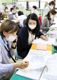 患者に聞き取りをする保健師ら（写真の一部を加工しています）＝西宮市江上町