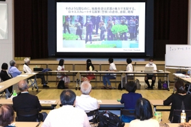 ミャンマー国内での国軍による弾圧の様子を伝える映像を見る参加者＝尼崎市長洲中通１、市立小田南生涯学習プラザ