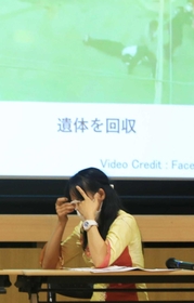 ミャンマー国内の現状を伝える映像を見て目頭を押さえるミャンマー人の女性＝尼崎市長洲中通１、市立小田南生涯学習プラザ