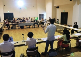 在日ミャンマー人の抗議に耳を傾ける参加者＝尼崎市長洲中通１、市立小田南生涯学習プラザ