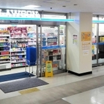 尼崎市役所地下１階のローソン。市民も休憩に使える＝尼崎市東七松町１