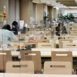 西宮市役所の食堂で食事をする職員や市民。コロナ感染対策の仕切りを設ける＝西宮市六湛寺町