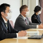 芦屋市のパワハラ問題について、再調査結果を説明する第三者委の弁護士＝７日午後、芦屋市精道町、芦屋市役所