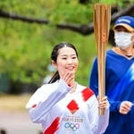 聖火を持って走る梅谷星菜さん（本人提供）