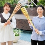 聖火を手にする梅谷星菜さん（右）と吉田智美さん＝西宮市池開町、武庫川女子大学