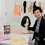 乳がんの闘病中や術後に快適に過ごせる下着の専門店をオープンした小谷和也さん＝西宮市戸田町