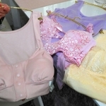 前開きのほか、片乳ずつ包み込む仕様など、多様な乳がん下着＝西宮市戸田町