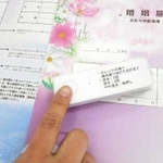 職員の手元には、ボタンを押す回数で混雑状況を表示できる端末がある
