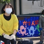 「ガマ人間」（右）という人類の進化形が物語の鍵になる＝宝塚市武庫川町、さくら橋公園