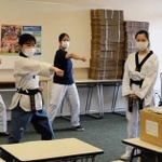 活動風景を配信するテコンドー同好会（武庫川女子大学提供）＝武庫川女子大学