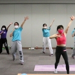 パソコンのカメラに向かって踊るエアロビックダンス部の指導者と部員ら＝武庫川女子大学
