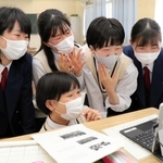 画面越しに台湾の生徒と英語で話をする宝塚西高校の生徒＝宝塚市ゆずり葉台１