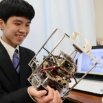 ３Ｄプリンターを使って独自の部品を作る部員＝尼崎市口田中２、尼崎双星高校
