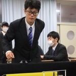 サッカー部門に使うロボットを調節する部員たち＝尼崎市口田中２、尼崎双星高校