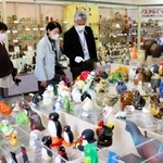 世界中の鳥の貯金箱が並ぶ＝尼崎市西本町北通３、尼崎信用金庫世界の貯金箱博物館
