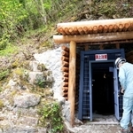 木を鳥居の形に組んだ「青木間歩」の入り口＝猪名川町銀山