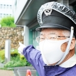 石垣から歩道に落ちてくる小ガモを発見した藤井隆英さん＝芦屋市精道町（藤井さん提供）