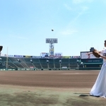 ファーストバイトならぬファーストキャッチボールをする新郎新婦＝２３日、西宮市甲子園町、阪神甲子園球場
