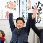 初当選を喜ぶ風早寿郎氏＝宝塚市山本野里１