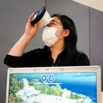 スマホ用ＶＲゴーグルをのぞくと、建物を上空から眺めているような臨場感のある立体映像を楽しめる＝芦屋市役所