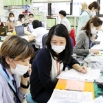 患者に聞き取りをする保健師ら（写真の一部を加工しています）＝西宮市江上町