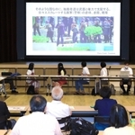 ミャンマー国内での国軍による弾圧の様子を伝える映像を見る参加者＝尼崎市長洲中通１、市立小田南生涯学習プラザ