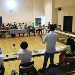 在日ミャンマー人の抗議に耳を傾ける参加者＝尼崎市長洲中通１、市立小田南生涯学習プラザ