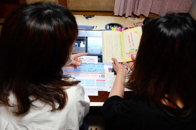 ＨＳＣへの理解を深める勉強会を始めた「ｔｏｉｔｏｉ」のメンバー＝西宮市上田東町
