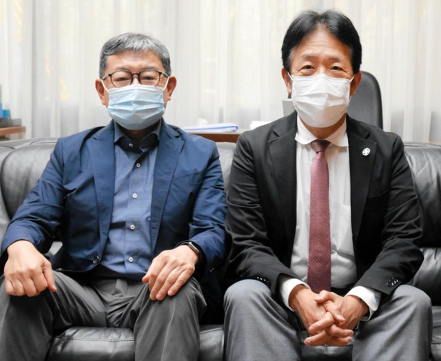 在宅療養者への往診について語る、西宮市医師会の（右から）伊賀俊行会長と勝部芳樹副会長＝西宮市染殿町