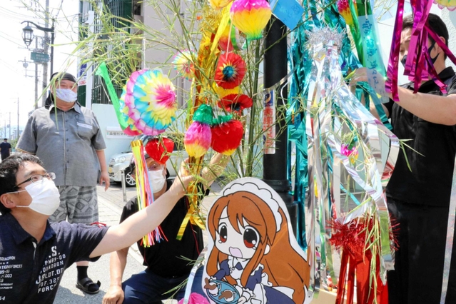 珈琲屋ドリームの店頭に取り付けられたササ飾り＝西宮市甲風園１