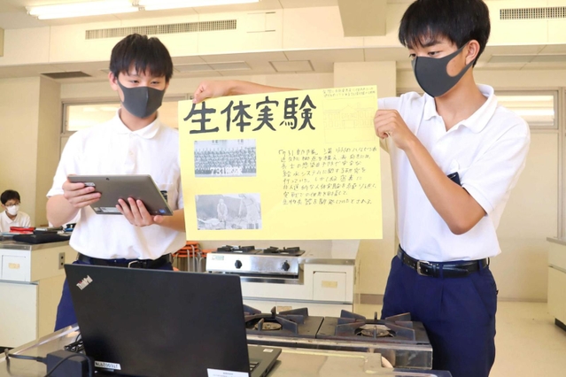 深津中学校の３年生が長崎の活水高校とオンラインで行った人権交流会で平和をテーマに発表する生徒＝西宮市深津町、深津中学校