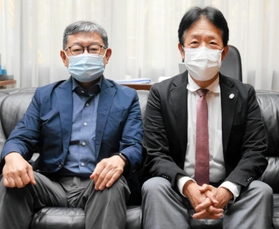 在宅療養者への往診について語る、西宮市医師会の（右から）伊賀俊行会長と勝部芳樹副会長＝西宮市染殿町