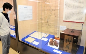 近衛家の代官からの書簡を保管する「御用箱」などが展示されている＝伊丹市千僧１